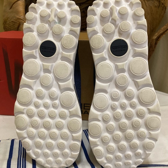 LIKE NEW SKECHERS PERFORMANCE GO WALK Women’s Navy blue/white sneaker, Size 8 - Picture 8 of 8